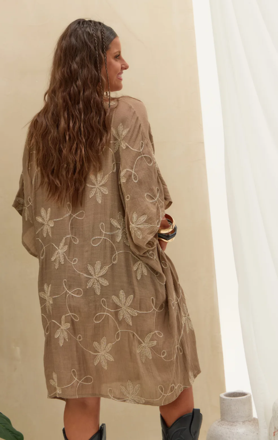 Kimono Bordado LaQuia - Caqui